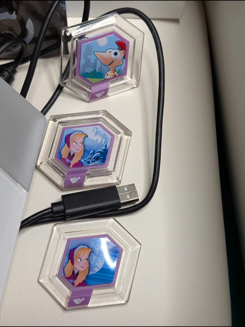 Disney Infinity Power Disc album with 6 Discs And Infinity Port